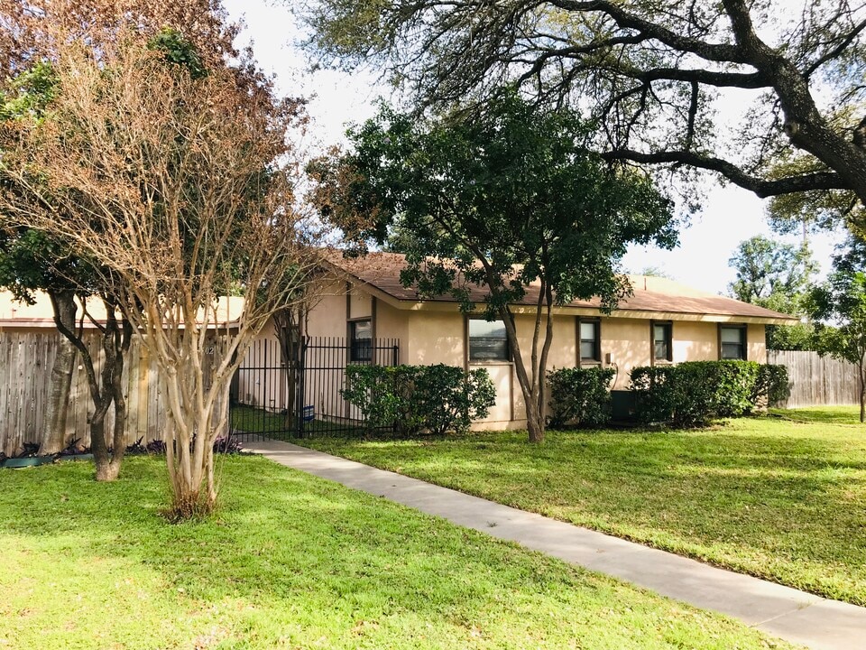 8502 Sagebrush Ln, Unit 1 in San Antonio, TX - Foto de edificio