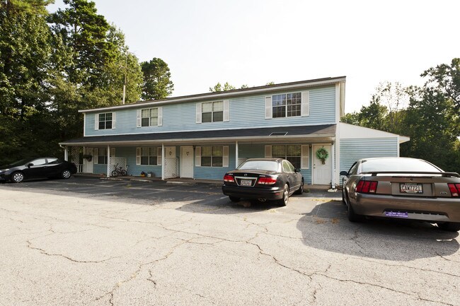 Lakeview Townhouse Apartments in Commerce, GA - Building Photo - Building Photo