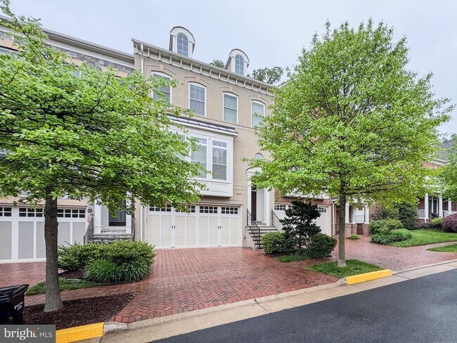 2137 Royal Lodge Dr in Falls Church, VA - Building Photo - Building Photo