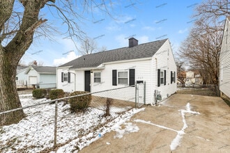 869 S Maple Ave in Fairborn, OH - Building Photo - Building Photo