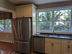 12 Maple Ct in Bay Shore, NY - Building Photo - Building Photo