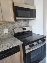 2 Grove St, Unit 206 in Dover, NH - Foto de edificio - Building Photo