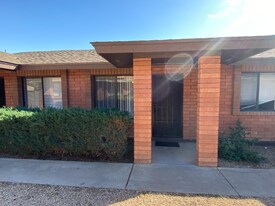 415 N 64th Pl, Unit 106 in Mesa, AZ - Building Photo