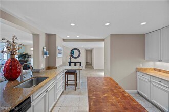 15 Bluebill Ave in Naples, FL - Foto de edificio - Building Photo