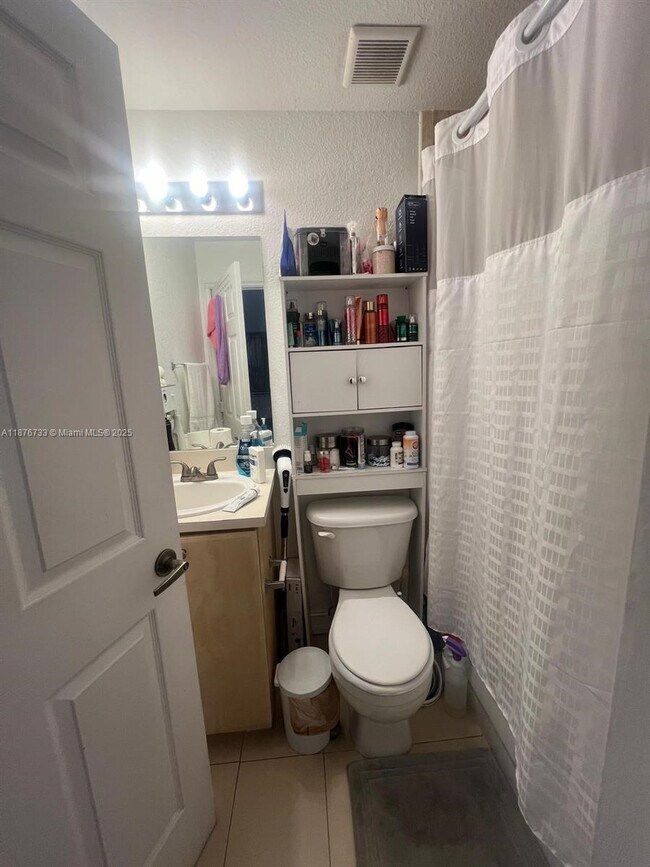 7995 NW 8th St in Miami, FL - Building Photo - Building Photo