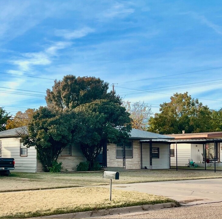 915 S 17th St in Slaton, TX - Building Photo