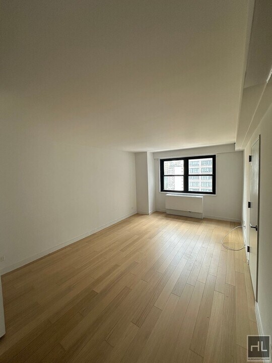 East 39th Street in New York, NY - Building Photo