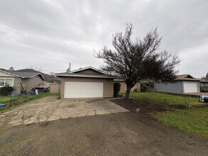 231 Hawthorne St in Sutherlin, OR - Building Photo - Building Photo