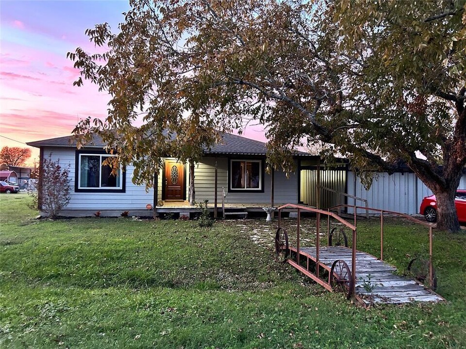 405 Fordtrand St in Ellinger, TX - Building Photo