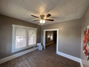 521 W Ridgewood Ct in San Antonio, TX - Building Photo - Building Photo