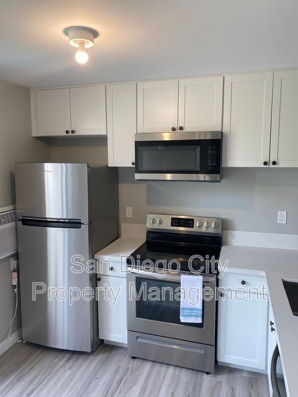 6930 Hyde Park Dr in San Diego, CA - Building Photo - Building Photo