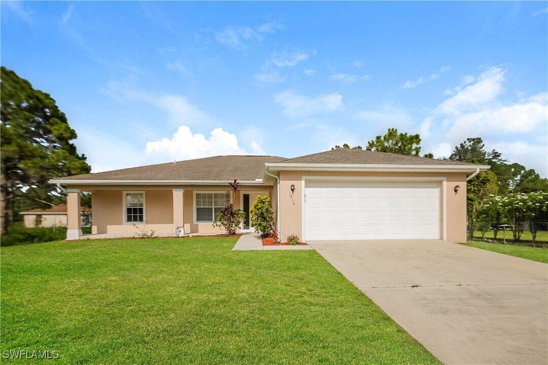 1910 Wanda Ave N in Lehigh Acres, FL - Building Photo