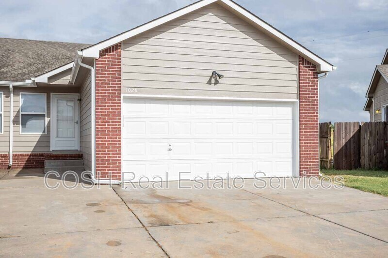 1028 E Karla Ct in Haysville, KS - Building Photo
