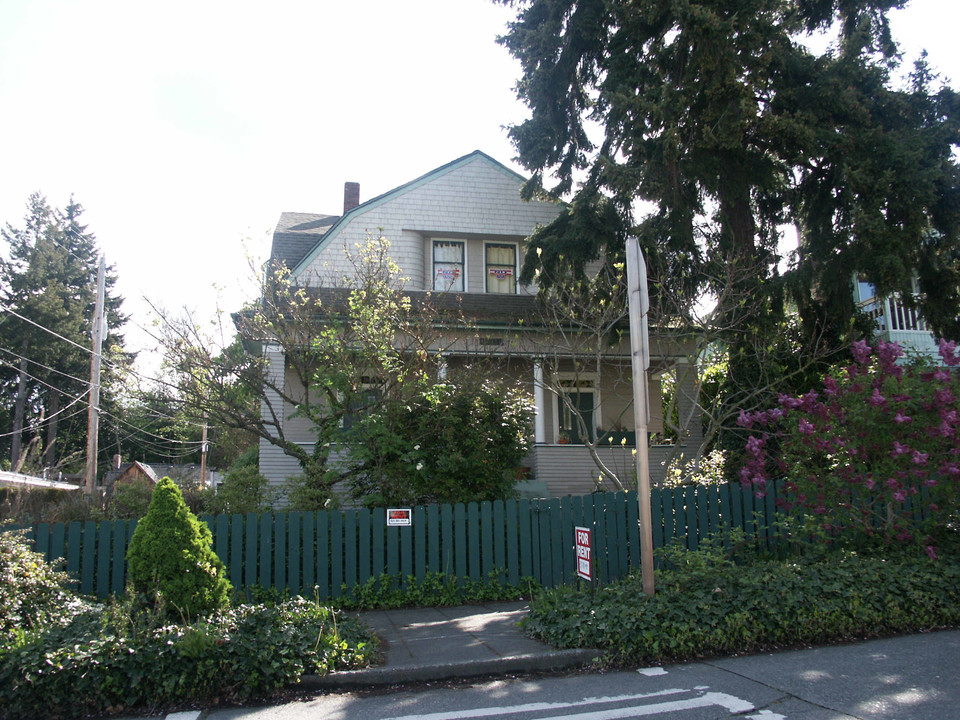 6206 Meridian Ave N in Seattle, WA - Building Photo