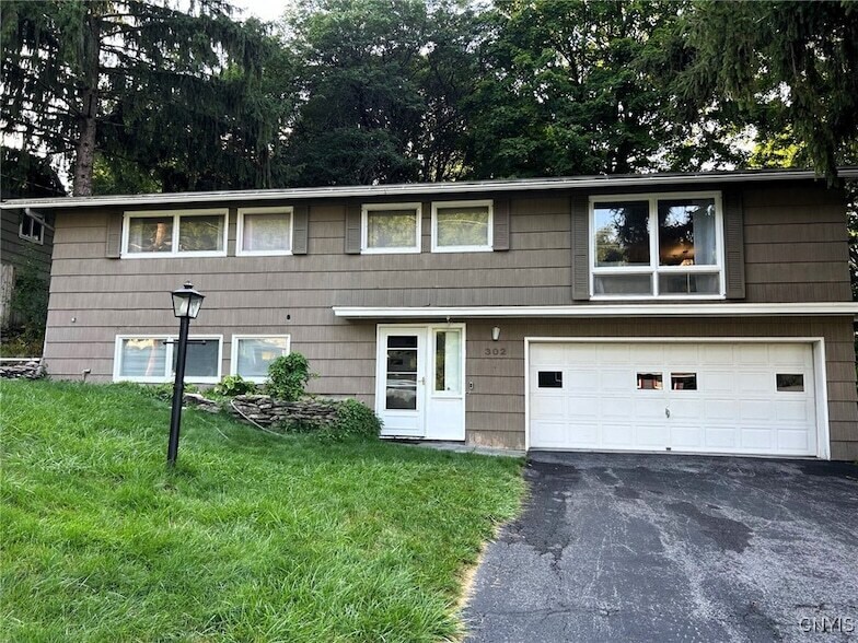 302 Oakridge Dr in Camillus, NY - Building Photo