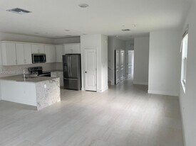 125 SW 171st Wy in Pembroke Pines, FL - Building Photo