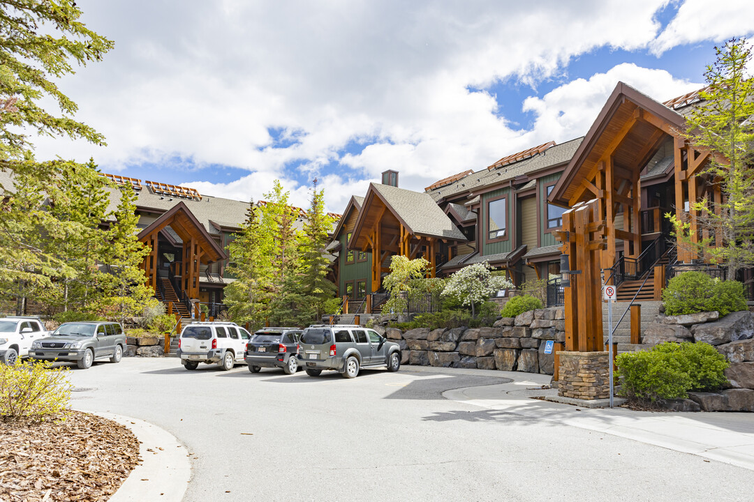 105-113 Armstrong Pl in Canmore, AB - Building Photo