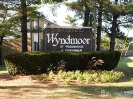 1022 Cricket Ln in Woodbridge Township, NJ - Building Photo