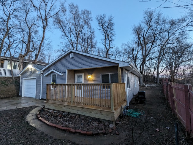 18355 School Hill Ave in Council Bluffs, IA - Building Photo - Building Photo