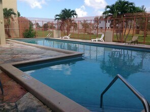 10233 NW 9th St Cir in Miami, FL - Building Photo - Building Photo