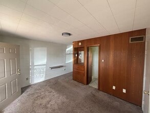 913 S Main St, Unit 2 in Lennox, SD - Building Photo - Building Photo
