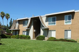 Oakcrest Apartment Homes in Sacramento, CA - Building Photo - Building Photo