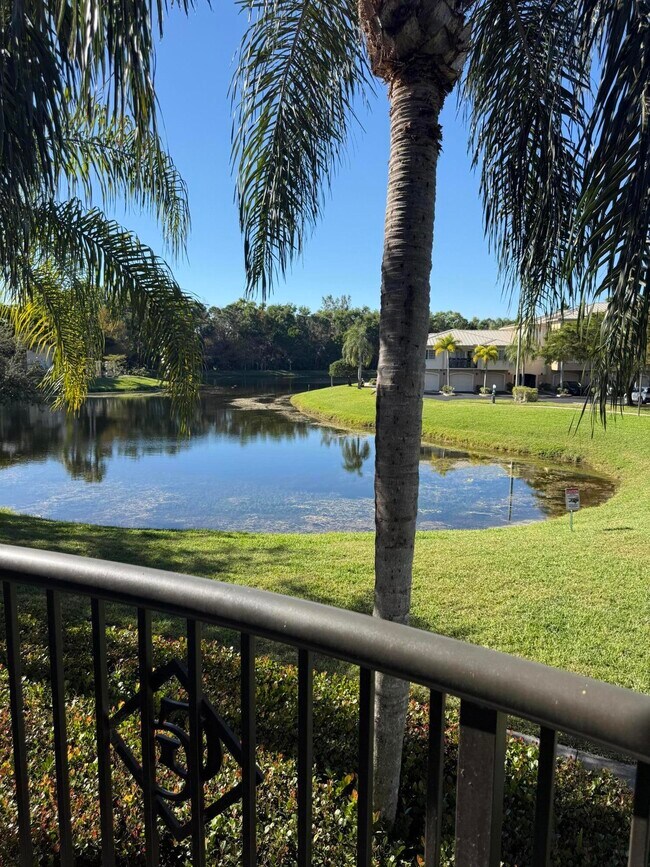 500 Crestwood Ct S in Royal Palm Beach, FL - Building Photo - Building Photo