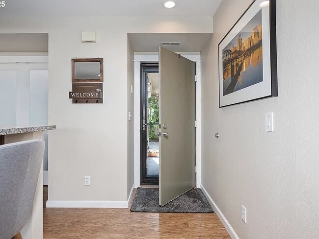 123 N Hayden Bay Dr, Unit 123 N Hayden Bay Drive in Portland, OR - Foto de edificio - Building Photo