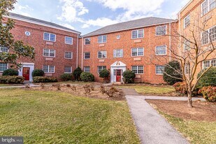 1708 W Abingdon Dr in Alexandria, VA - Building Photo