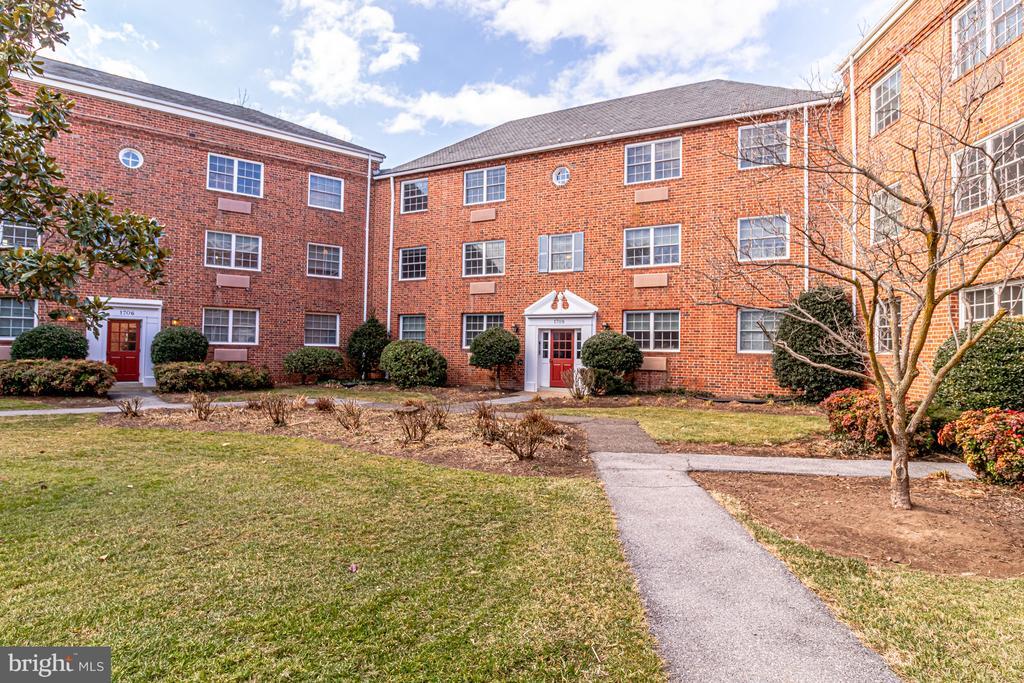 1708 W Abingdon Dr in Alexandria, VA - Building Photo