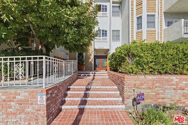 4401 Moorpark Way in Los Angeles, CA - Building Photo - Building Photo