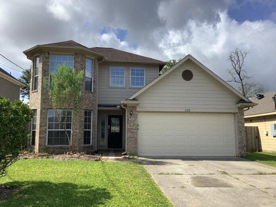 2218 Shady Pine Dr in Conroe, TX - Building Photo