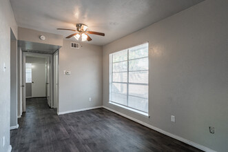 Bachman Place in Dallas, TX - Building Photo - Interior Photo