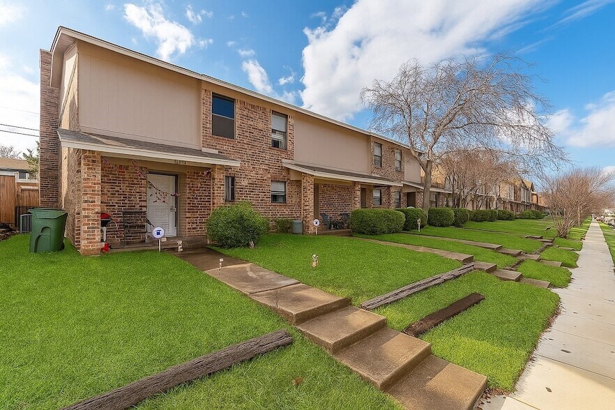 1024 Southmoor Dr, Unit 1026 in Arlington, TX - Building Photo