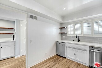 4415 Saugus Ave in Los Angeles, CA - Building Photo - Building Photo