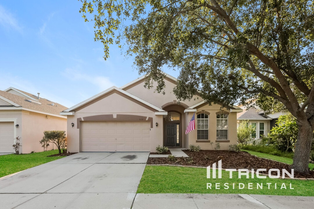 5112 Clover Mist Dr in Apollo Beach, FL - Building Photo