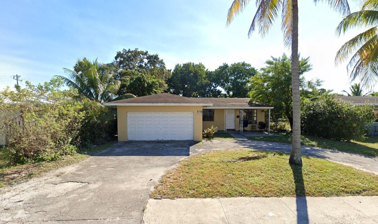 554 NW 40th Ct in Oakland Park, FL - Building Photo
