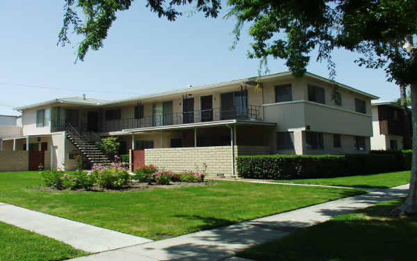 2217 San Anseline Ave in Long Beach, CA - Building Photo