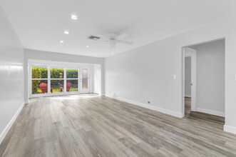 13984 Vía Flora in Delray Beach, FL - Building Photo - Building Photo