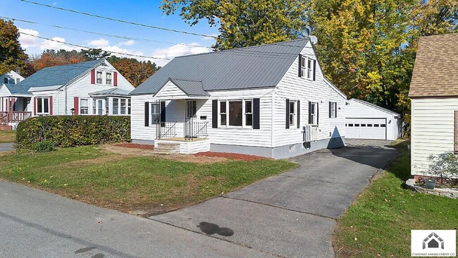 15 Elmhurst St in Waterville, ME - Building Photo - Building Photo