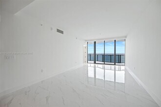 700 NE 24th St, Unit 5606 in Miami, FL - Building Photo - Building Photo