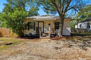 1215 Porter St in Taylor, TX - Building Photo