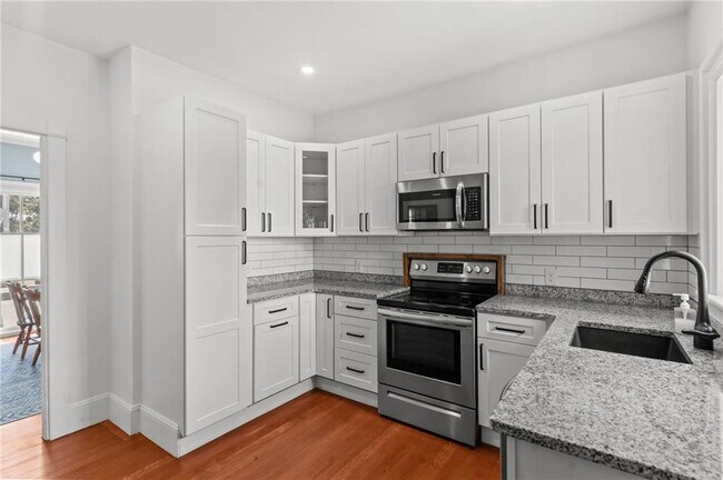 15 1/2 Bayview Ave in Newport, RI - Building Photo - Building Photo