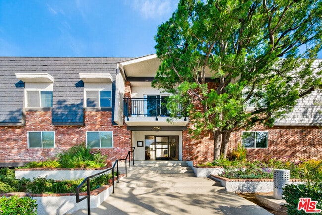 5252 Coldwater Canyon Ave in Los Angeles, CA - Building Photo - Building Photo