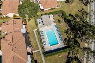 9311 Lennex Ln in Ft. Myers, FL - Foto de edificio - Building Photo