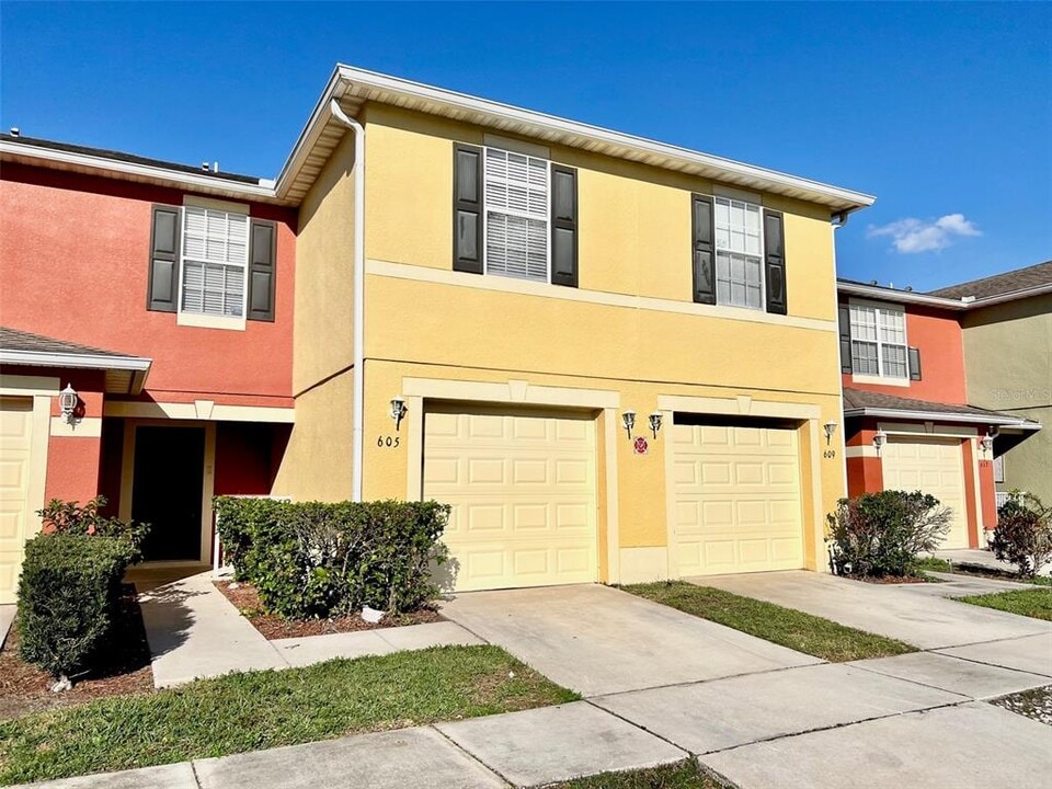 605 Cresting Oak Cir in Orlando, FL - Building Photo
