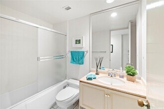 4999 Kahala Ave, Unit one bedroom with bath in Honolulu, HI - Building Photo - Building Photo
