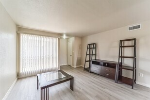 6202 Skyline Dr, Unit 44 in Houston, TX - Building Photo