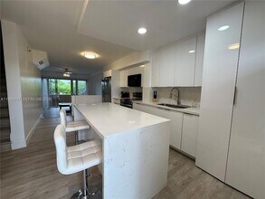 10900 SW 104th St, Unit 322 in Miami, FL - Building Photo - Building Photo