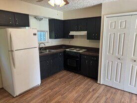 4081 Airport Rd in Waterford Township, MI - Building Photo